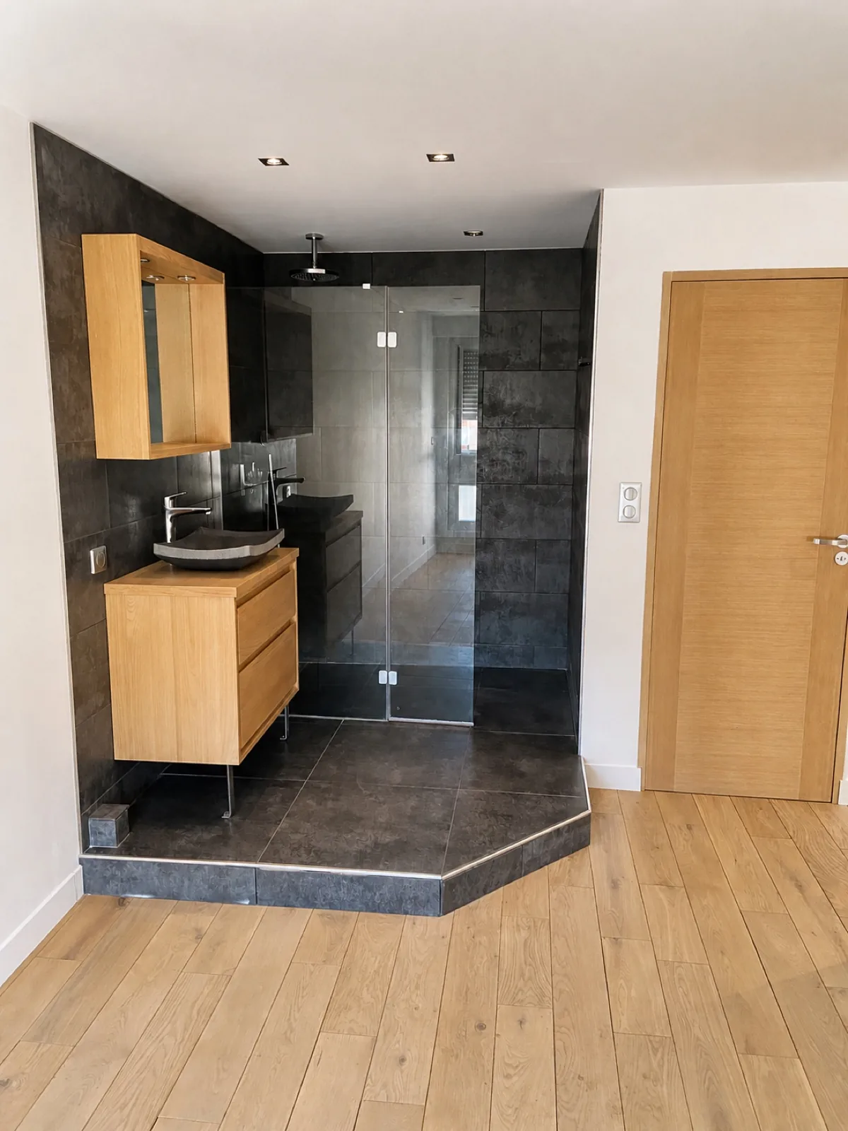 Appartement à Saint-Barnabé après les travaux, salle d'eau noire et bois