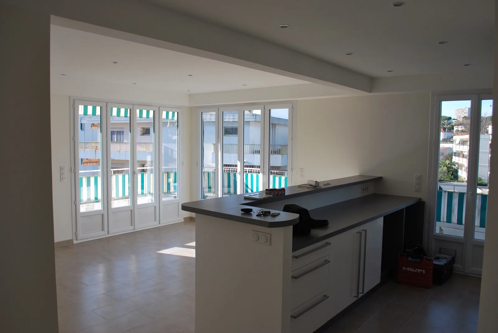 Appartement en bord de mer après les travaux, cuisine ouverte