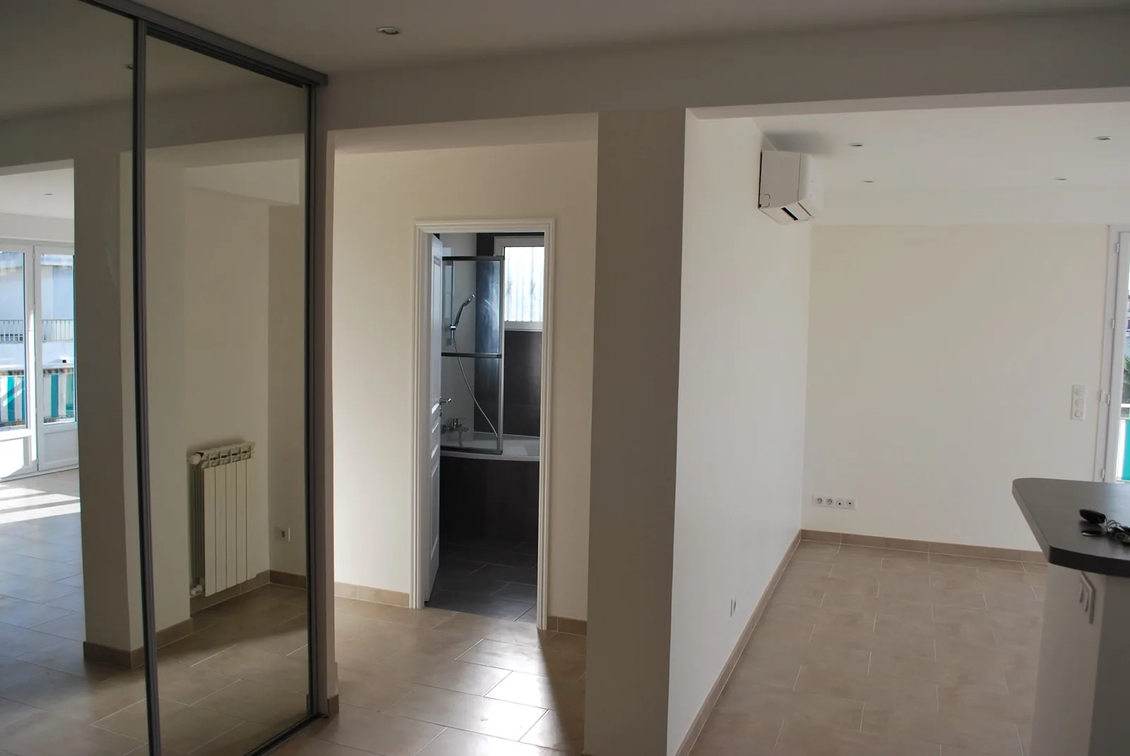 Appartement en bord de mer après les travaux, cuisine rénovée
