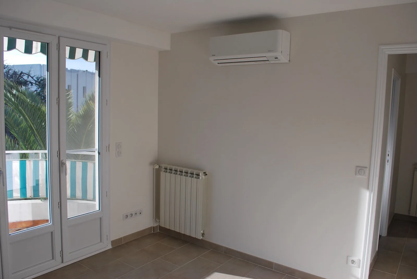 Appartement en bord de mer après les travaux, pièce remise à neuf