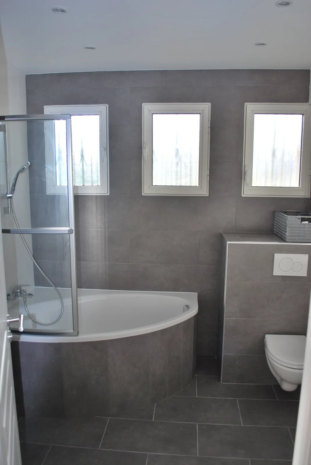 Appartement en bord de mer après les travaux, salle de bain rénovée