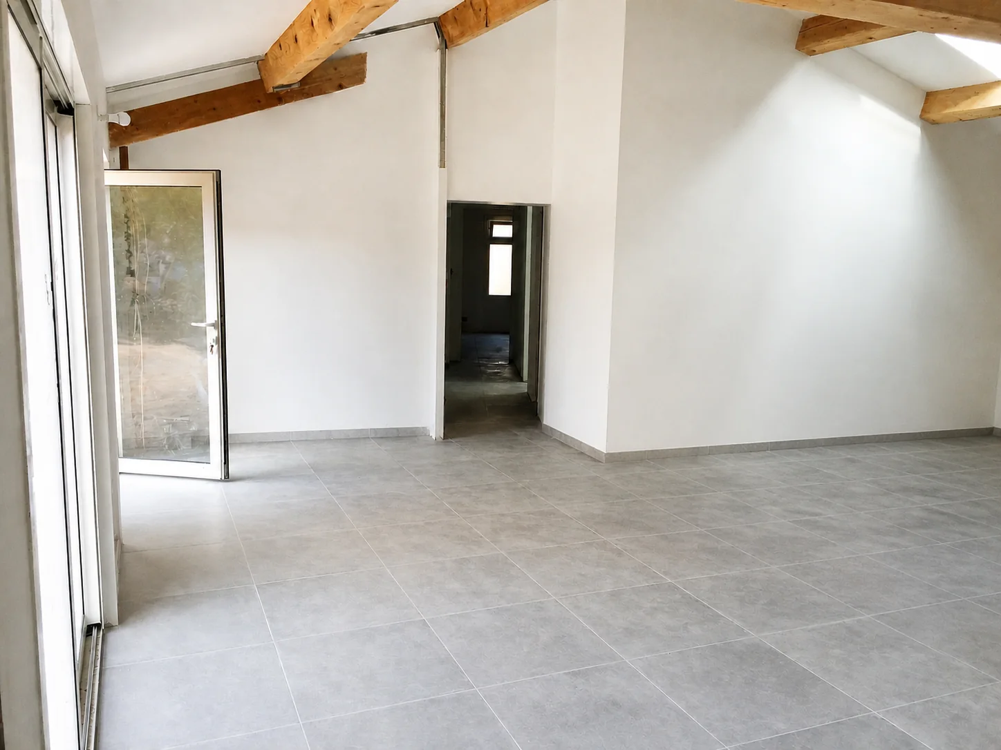 Vue extérieure de la maison à Saint-Julien après les travaux