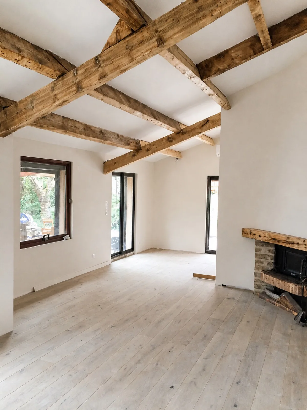 Rénovation d'un séjour lumineux avec poutres apparentes